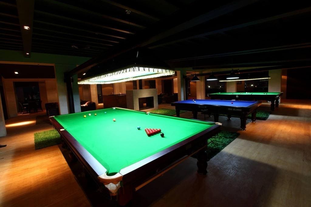 billiard lounge